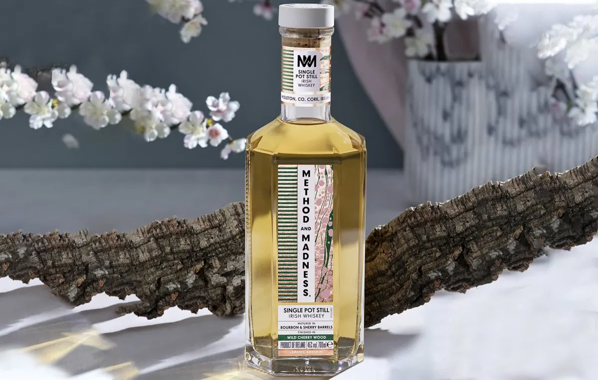 Botella de Method and Madness Single Pot Still Wild Cherry Wood
