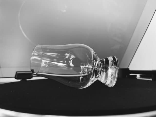 La crisis del whisky en 2025 - glencairn glass vacío sobre tocadiscos