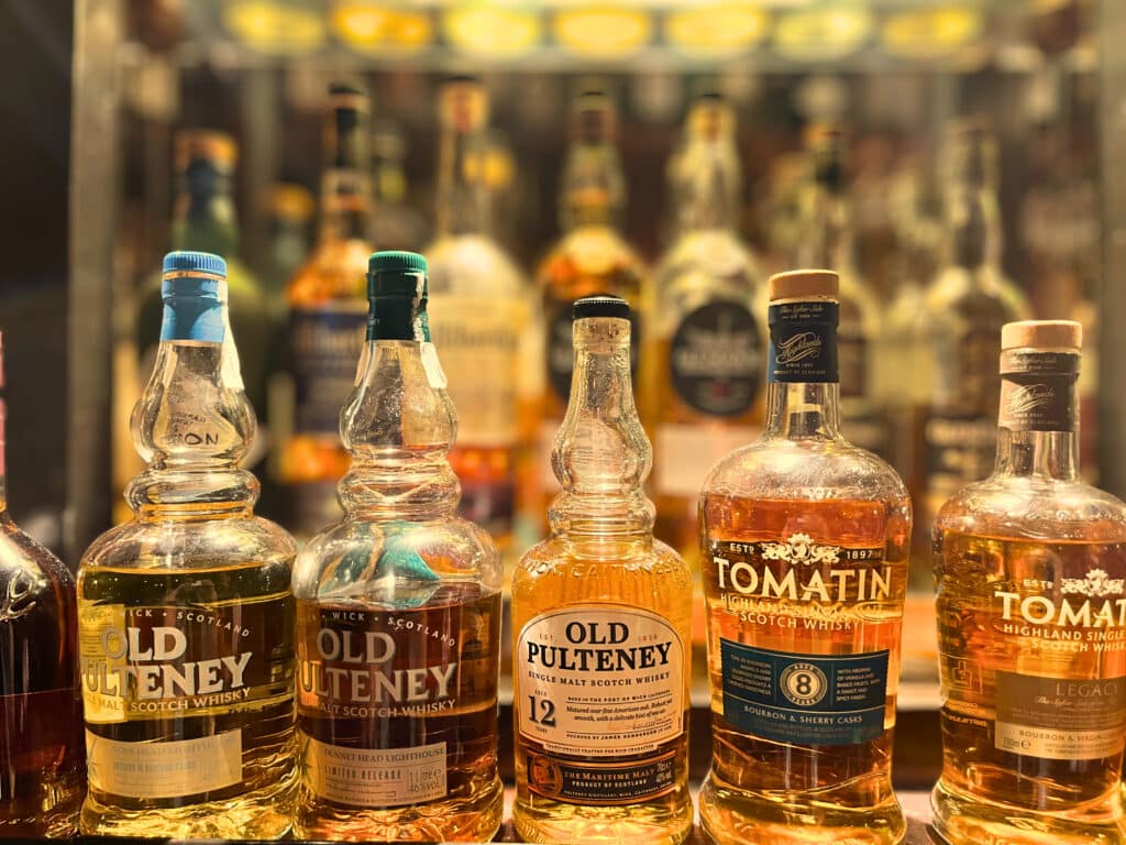 Crisis del whisky en 2025 - botellas de Old Pulteney y Tomatin