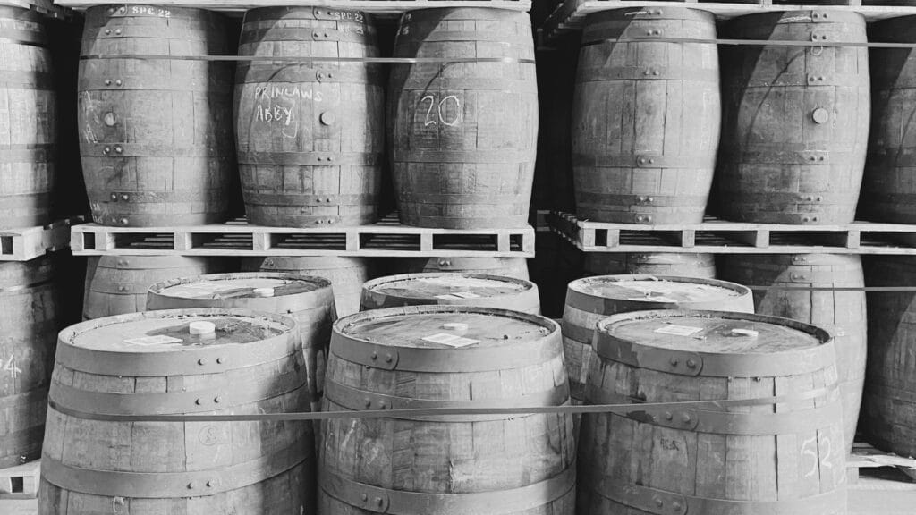 Crisis del whisky en 2025 - barricas